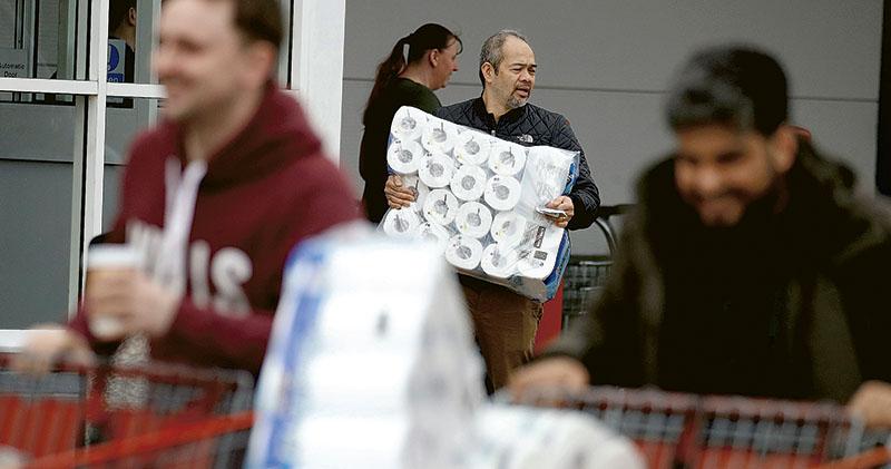  在英國曼徹斯特的超市，昨有不少民眾購買大量廁紙。（路透社）